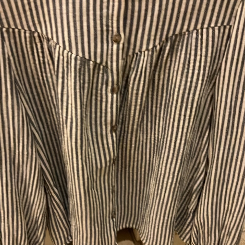 Universal Thread Button Down Shirt. - Picture 3 of 4